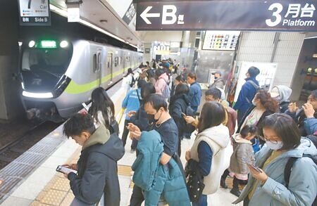 台鐵公司董事會5日通過票價調漲,平均漲幅約26.8%。圖為旅客在台北車站月台搭乘台鐵。(范揚光攝)