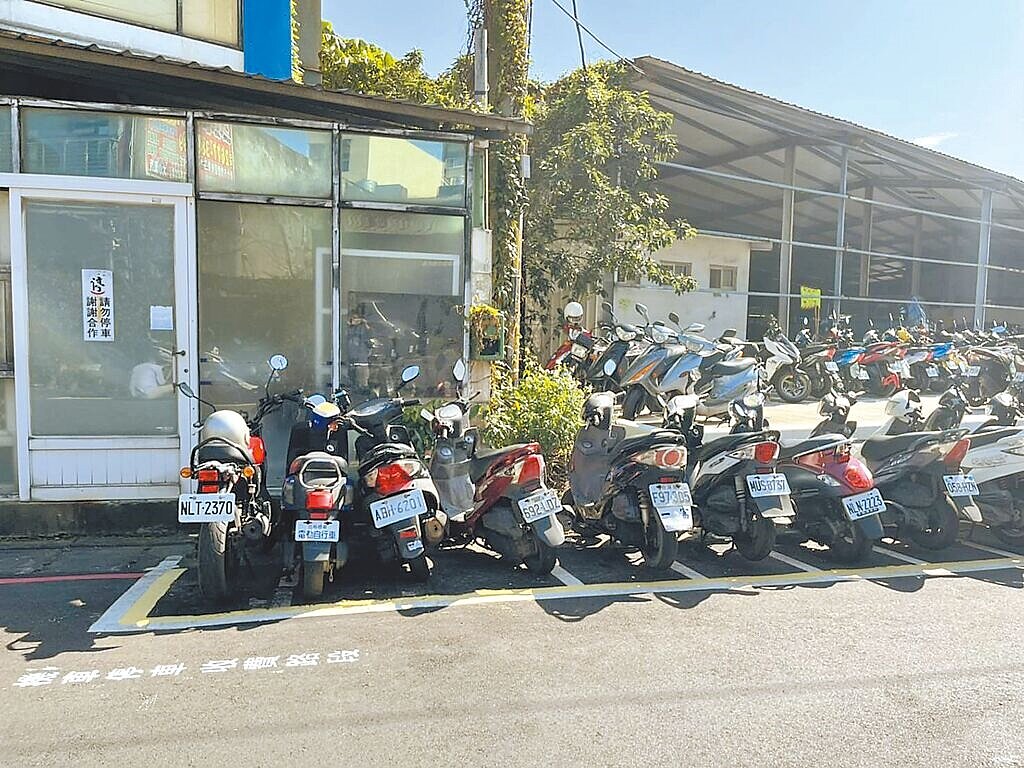 新北市交通局3月1日起新增新店區捷運新店區公所站等8處大眾運輸場站周邊及三峽區大學路路邊機車格,納入計次收費管理,每次收費20元。圖/新北市交通局提供