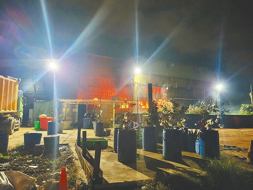 桃園市虎頭山會稽垃圾掩埋場4日晚大火,桃園12里長5日成立會稽垃圾掩埋場封場自救會,將擇日圍場抗議。圖/環保局提供