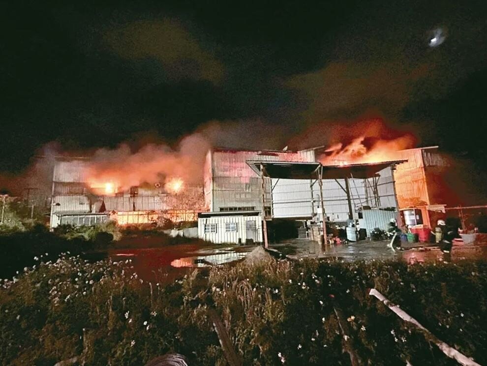 位於桃園市虎頭山的會稽垃圾掩埋場前晚發生大火,鐵皮屋建物陷入火海,消防局獲報灌救。圖/桃園市消防局提供