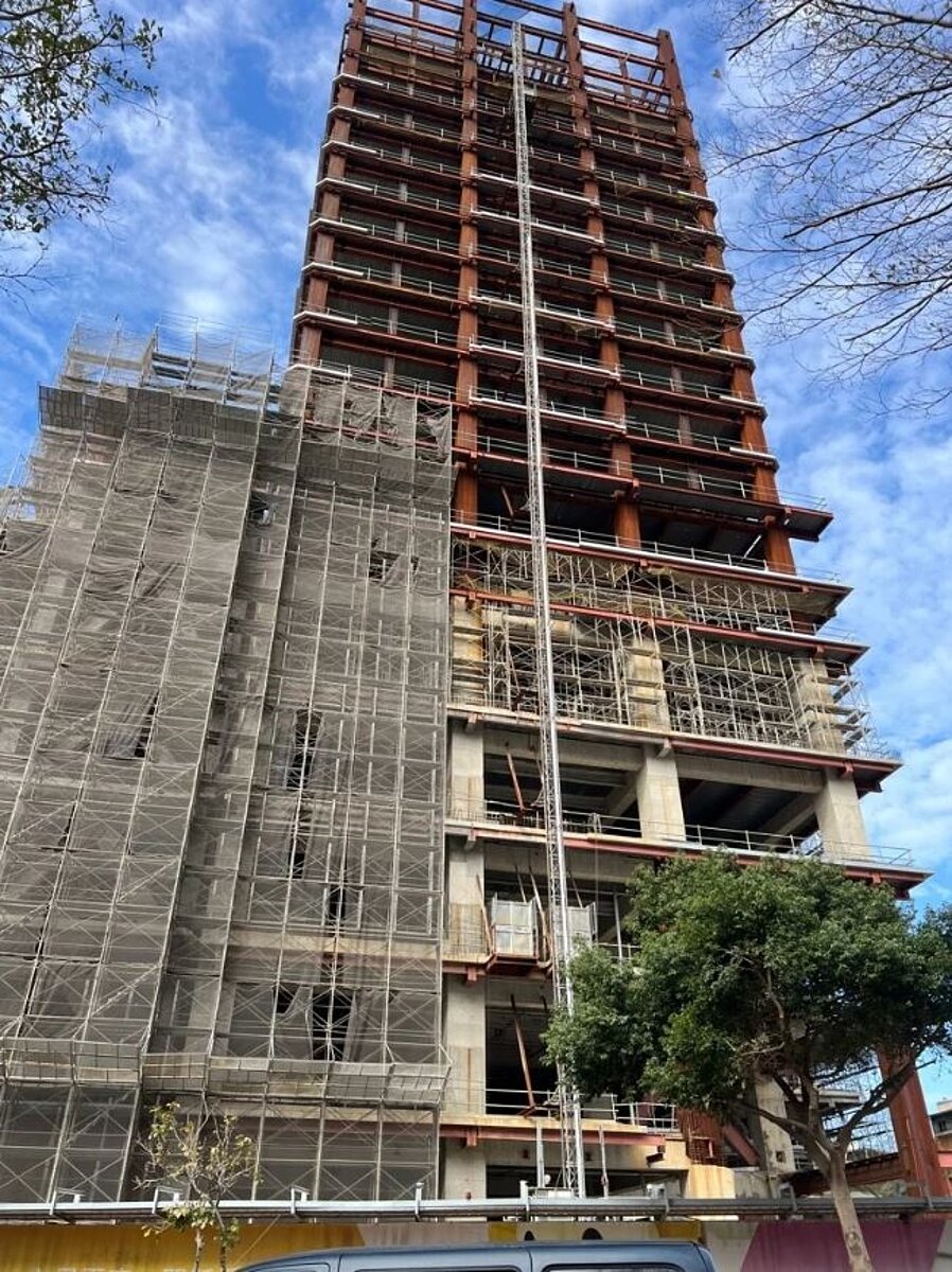 竹北「豐采520」建案在2023年4月27日因施工導致道路坍塌,至今停工一年九個月。記者郭政芬/攝影