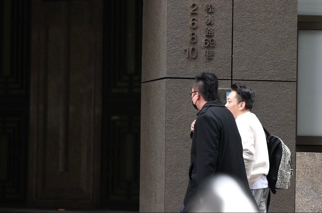 詹惟中（右）進入大S豪宅。記者吳致碩／攝影 