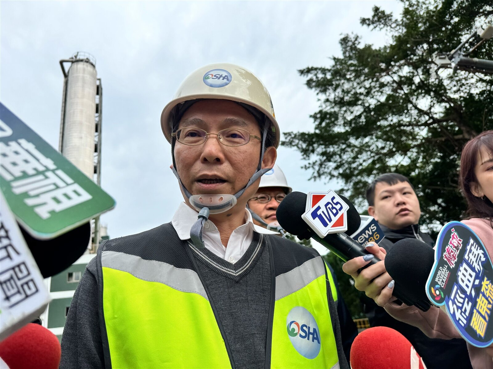 新竹縣遠東新世紀紡織廠棉6場北廠房今晨發生道生油洩漏造成氣爆，造成2死14輕重傷，勞動部職安署副署長萬榮富到場受訪。記者黃羿馨／攝影 