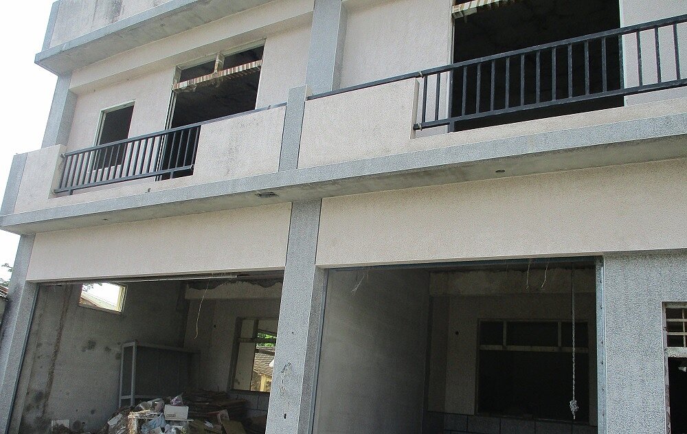 雲林縣四湖鄉因建商欠稅遭查封毛坯屋,經2輪7次拍賣最後以1235萬餘元拍定。記者李宗祐/翻攝