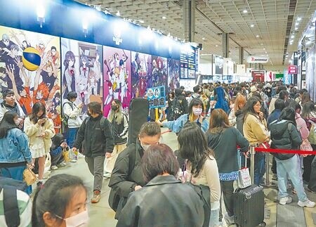 第13屆台北國際動漫節盛大開展,吸引眾多粉絲排隊朝聖。(羅永銘攝)