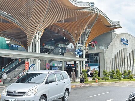 台鐵調漲票價引發熱議,花蓮縣長徐榛蔚臉書喊話盼能「凍漲」。圖為花蓮火車站。(王志偉攝)