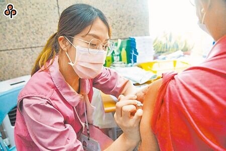 台北市議員簡舒培接獲陳情,民眾向北市聯醫和平院區健康管理中心申請到宅接種流感疫苗,施打日當天健康管理中心卻稱「中央將疫苗全數調走」,事後了解竟是該中心忘記預留疫苗。圖為流感疫苗施打示意圖,非新聞當事人。(本報資料照片)