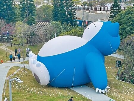 2025台灣燈會在桃園,桃園市以「光聚千塘串桃園」打造親子與文化結合的光影盛宴,7日起5大展區將開始試營運,最具話題全球最大12公尺高的卡比獸已於青塘園亮相。(廖姮玥攝)