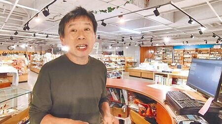 嘉義市良昌冊店蔡姓業者苦嘆租約即將到期,若找不到適合去處繼續營業,恐將熄燈。(廖素慧攝)