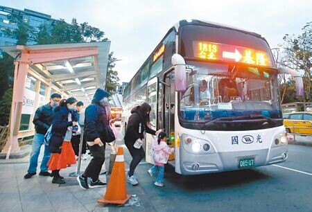 國光客運1月薪水未如期發放,引發爭議。圖為旅客在台北車站旁搭乘國光客運。(范揚光攝)