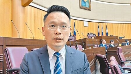 桃園市副市長蘇俊賓6日在院會點出公費疫苗剩2、3天用罄,但六都65歲以上長者打不到一半、醫護也僅7成,應審慎評估加購劑數足不足夠,並保留擴充銜接的可能性。(蔡依珍攝)