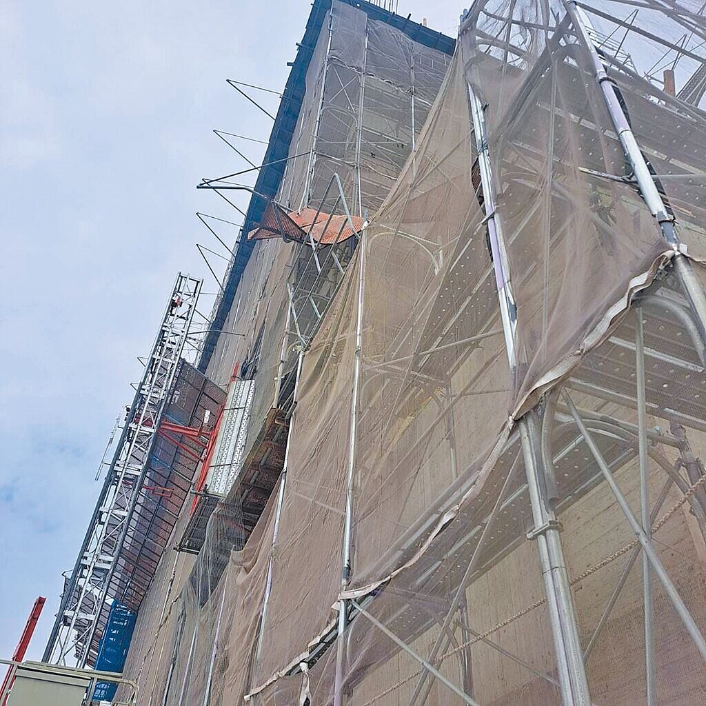 台中市南屯區一處建築工地6日發生工安意外,2名搭建鷹架工人自6樓墜落釀1死1傷。圖/民眾提供