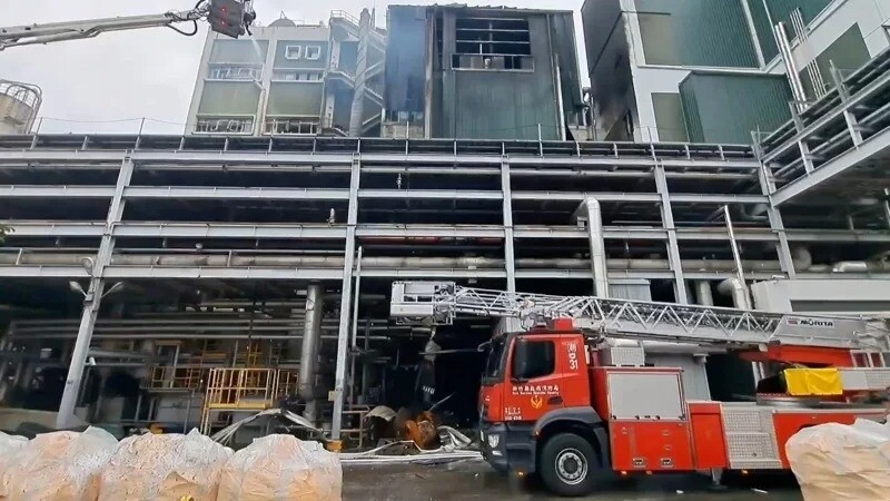 新竹縣遠東新世紀棉6場北廠房今天凌晨發生疑似鍋爐爆炸後的大火,造成2死19輕重傷。記者黃羿馨/攝影