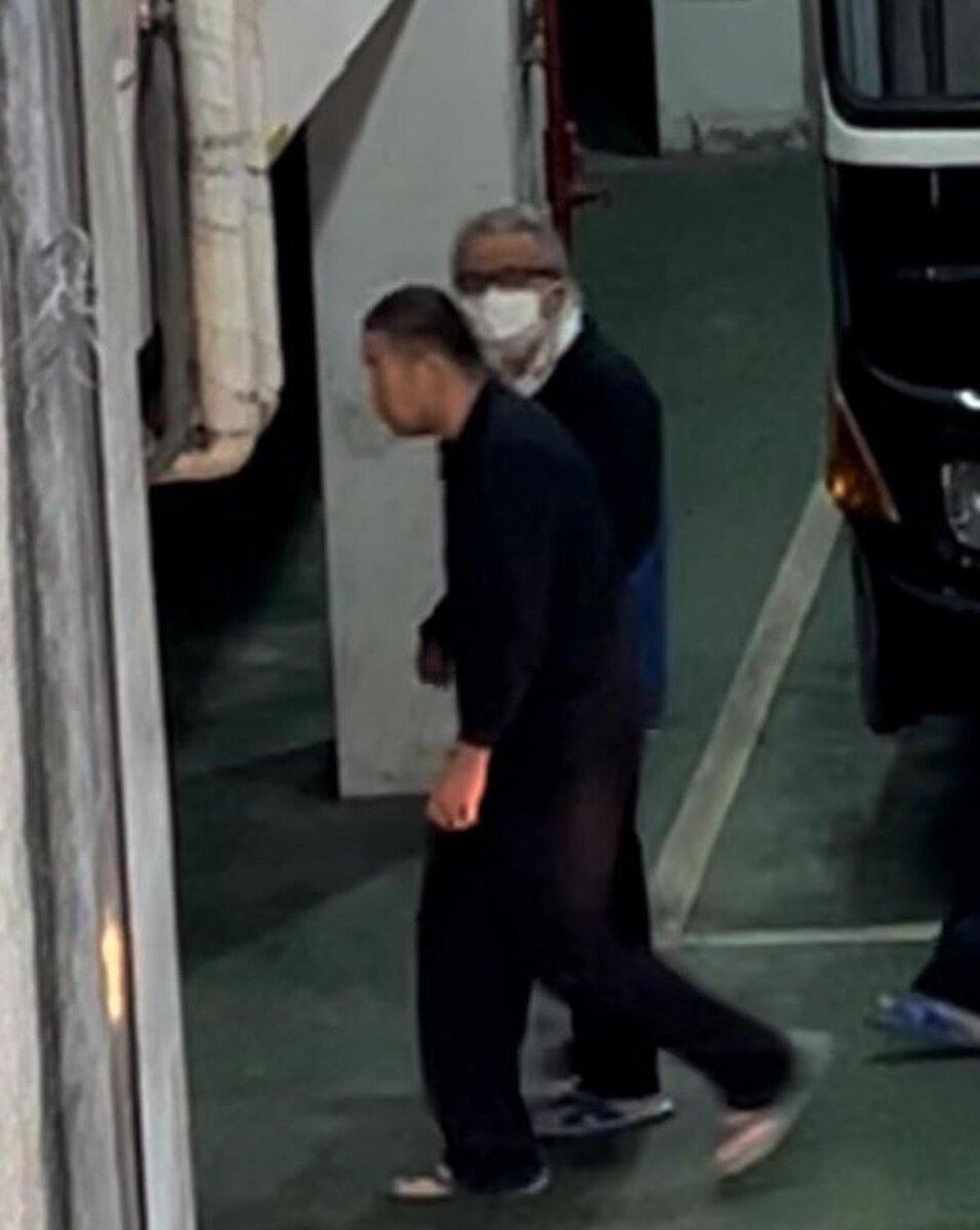 台北地檢署提訊頂著白髮的精舍精神領袖、作家王薀(白口罩者),將訊問相關案情。記者蕭雅娟/攝影