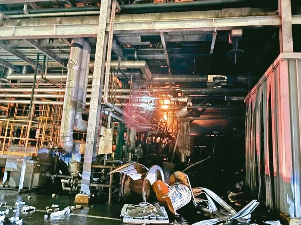 遠東新新埔化纖廠棉六廠氣爆後毀損嚴重,天花板被震垮,鐵架扭曲變形、機械設備全傾倒在地。圖/新竹縣消防局提供