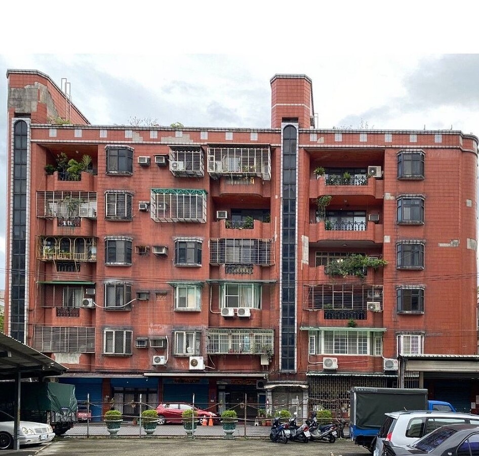 新北中和區一處屋齡約40年的6層樓社區申請整建維護,圖為整建維護前情況。圖/新北市都更處提供