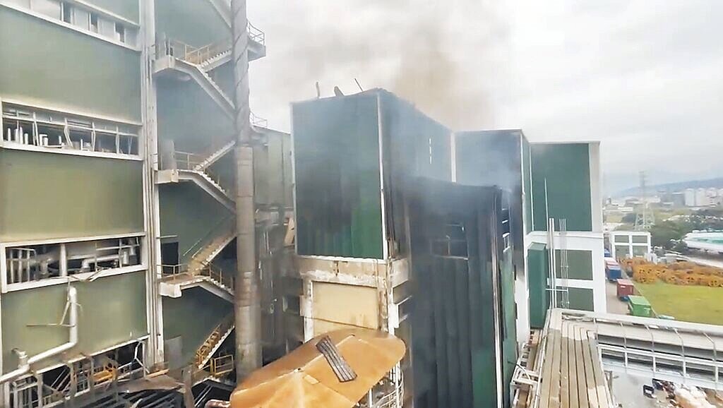 遠東新世紀公司新埔化纖總廠氣爆,濃煙惡臭四散。圖/新竹縣消防局提供