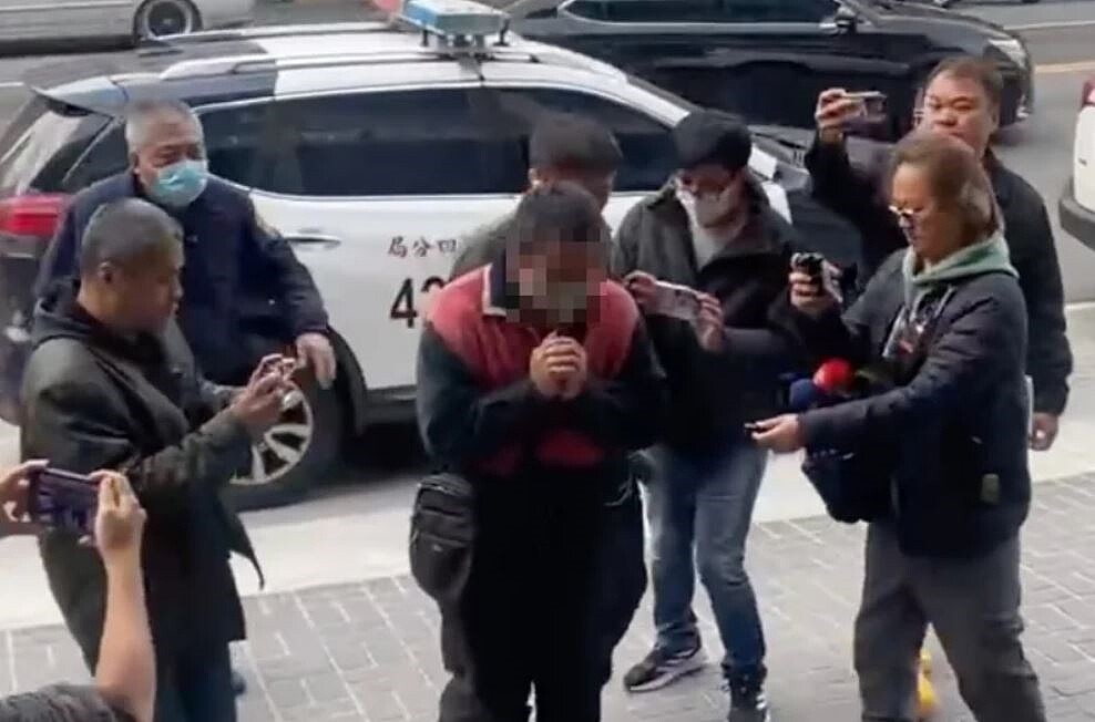 張父悲傷赴派出所做筆錄,南屯派出所所長邱量虔得知其家境清寒,決定自掏腰包、募款,負擔張男全額喪葬費並捐募救助金給家屬。記者曾健祐/翻攝
