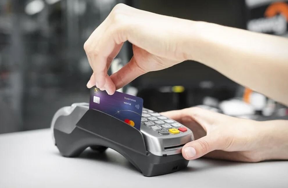 出國旅遊緊急就醫恐付天價,銀行提供刷世界卡最高可獲319萬元海外醫療保障。圖/兆豐銀行提供