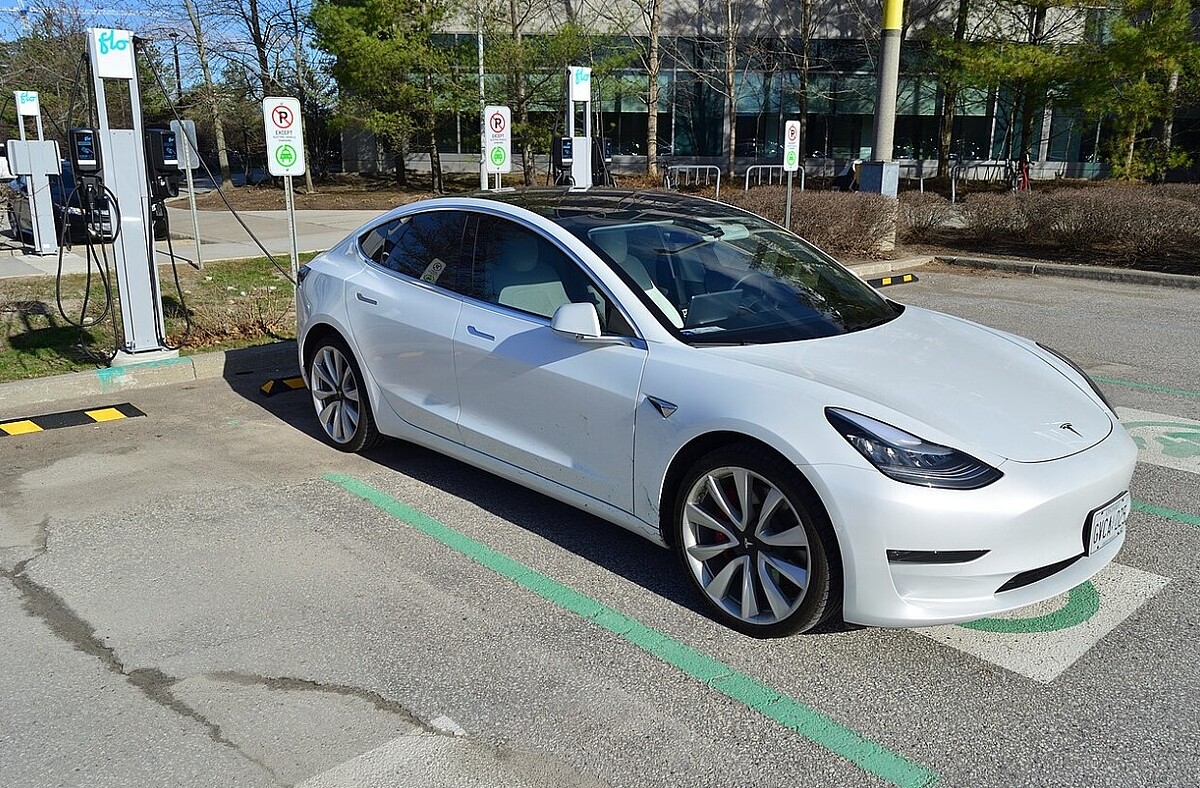 加速綠能轉型!新竹補助社區設電動車充電站 最高10萬元 現今開電動車的人越來越多,對於充電樁的需求也隨之提高。圖/維基百科