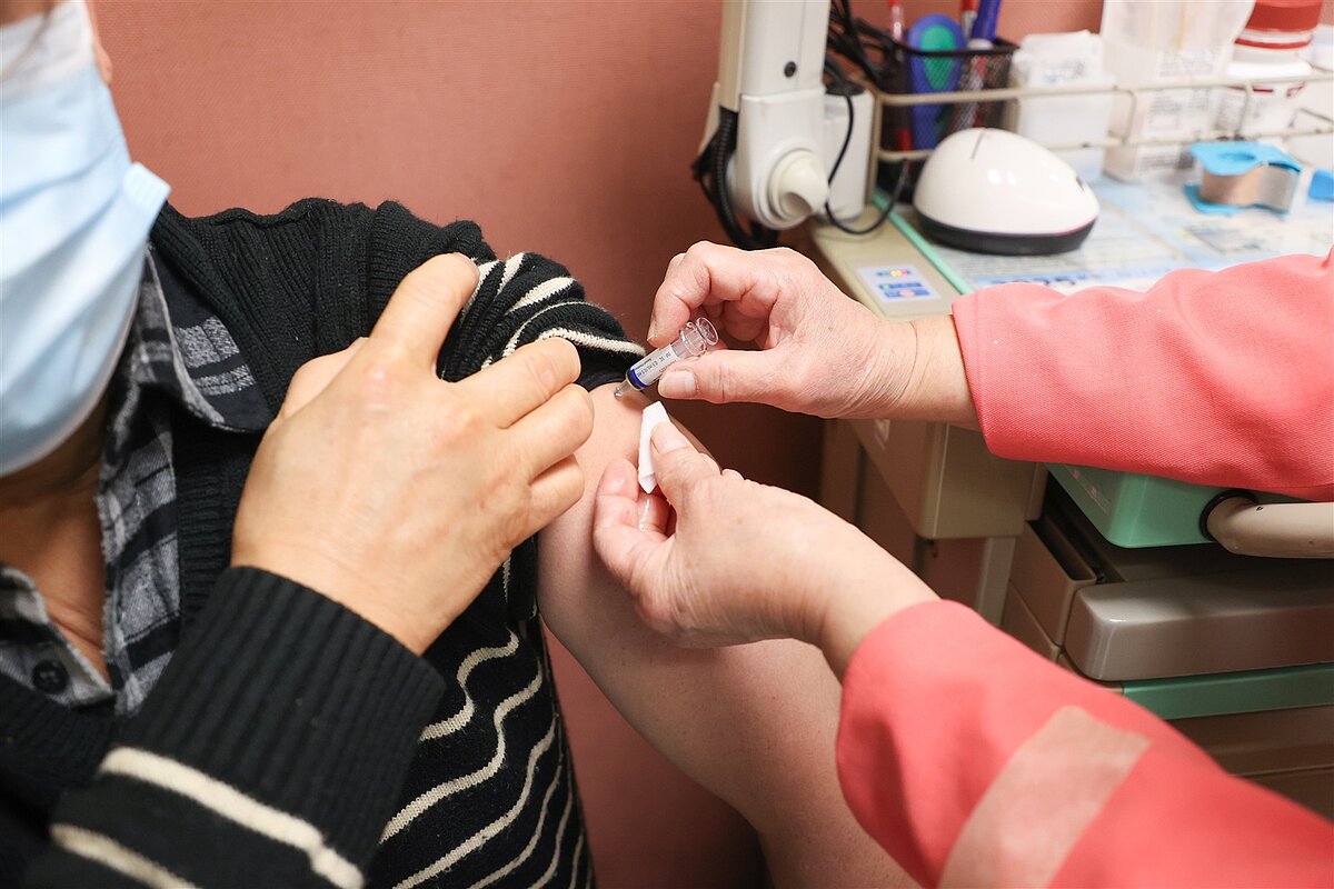 醫師指出，這次搶打的民眾，有些其實本身已符合先前開放的公費資格，新一季採購數量不必特別增加。圖為流感疫苗接種示意圖。本報資料照片 