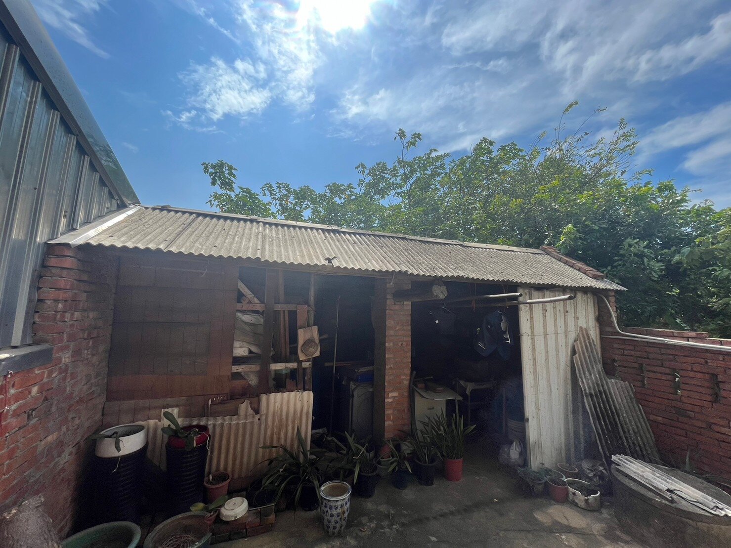 桃園市政府為保障市民健康與安全,海岸及資源循環工程處協助民眾清運石綿建材廢棄物。圖:海資處提供