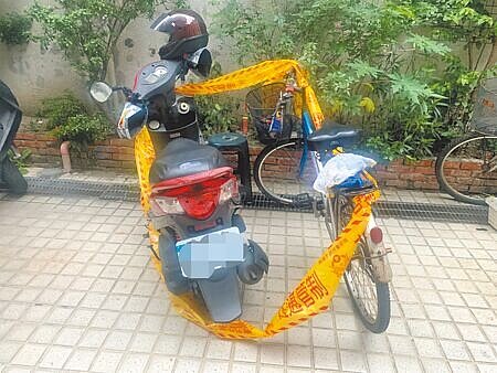 林姓婦人兒子昨天下午到前鎮警分局復興路派出所,牽回載過張嫌、原本停在命案現場樓下防火巷的林婦機車。(郭良傑攝)