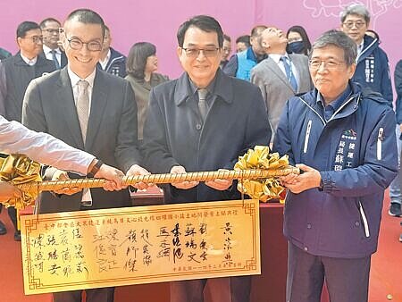 台中市捷運路網共構開發案首座商辦大樓「捷運綠線四維國小G5站土地開發案」7日上梁。(潘虹恩攝)