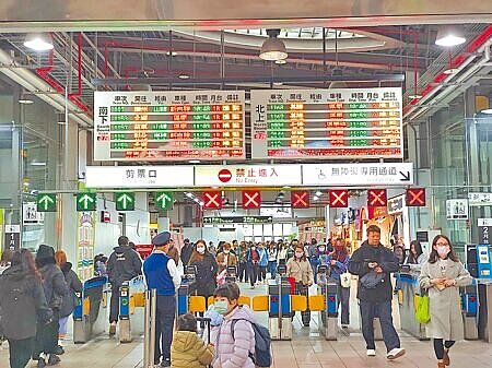 桃園捷運青線為桃園第二階段路網優先推動路線之一,從台鐵桃園站通往高鐵桃園站。圖為台鐵桃園站。(賴佑維攝)