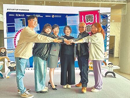 屏東縣政府積極輔導青年創業,7日與兆豐銀行攜手推出「青創屏實利」青年創業貸款利息補貼計畫。(謝佳潾攝)