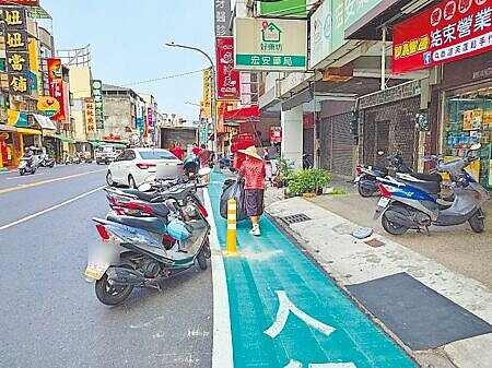 高雄市前鎮區瑞隆路設置標線型人行道獲好評,路權團體、民代建議應多加推廣,並進一步實體化提升安全性。(任義宇攝)