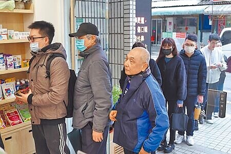 據疾管署最新統計,全國公費流感疫苗打氣已明顯下降。圖為7日民眾到台北內湖一家診所排隊施打疫苗。(鄧博仁攝)