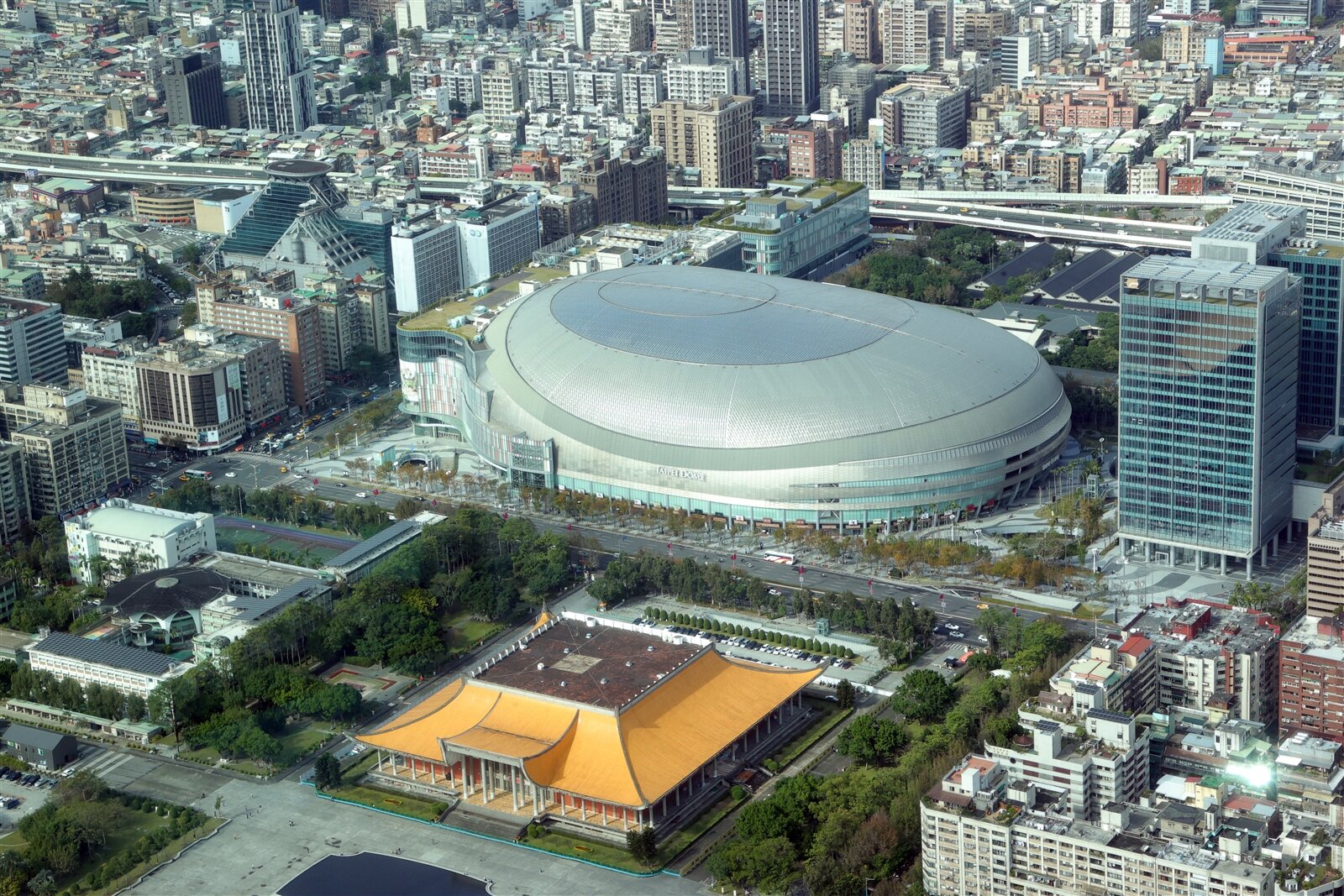 台北大巨蛋不僅靠北捷國父紀念館站,距離前後的忠孝敦化、市政府站,不到1公里。本報資料照片