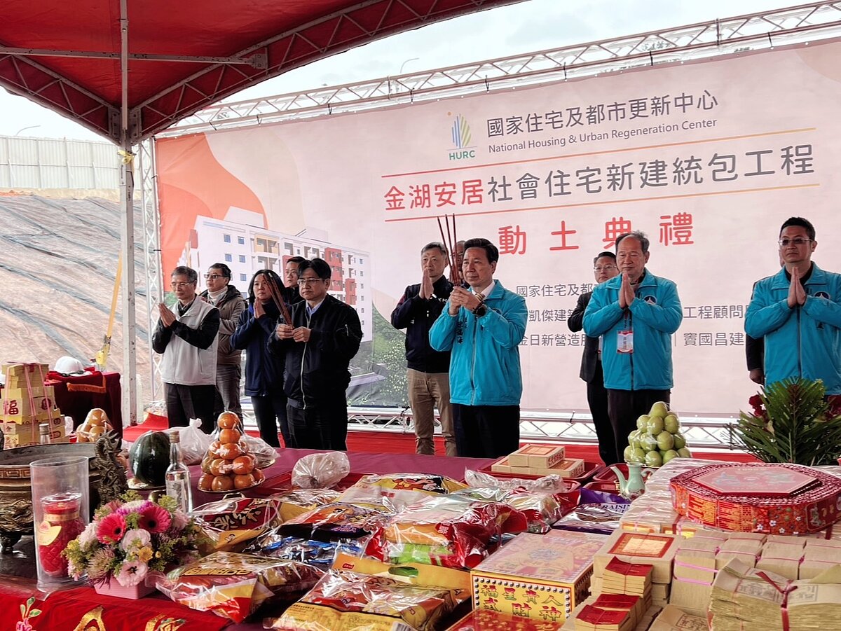 金門縣首座社會住宅「金湖安居」今天舉行動土典禮，圖為動土典禮前的祈福儀式。記者蔡家蓁／攝影 