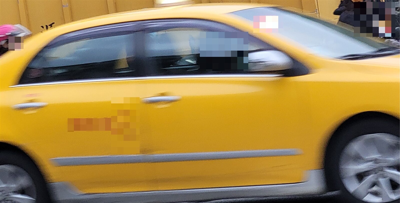 基隆30多歲男從13樓頂墜落計程車,送醫不治,死因待查=. 示意圖,非現場計程車。記者游明煌/攝影