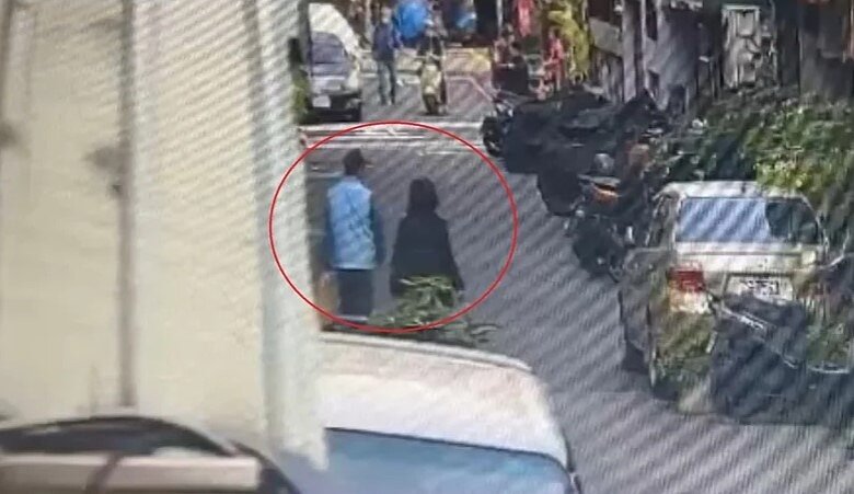 高雄市警方專案小組調閱監視畫面，發現失蹤的張姓婦人曾和凶嫌張男一起進入張的住處後就未再走出（紅圈處）。圖／記者石秀華翻攝
