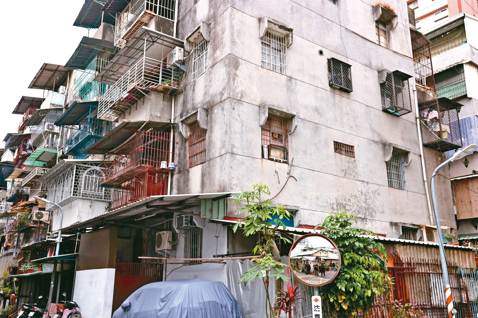 高雄發生連續殺人分屍案，至少3名婦人受害，張姓凶嫌住處為一處老舊公寓二樓，疑為分屍的第一現場。記者劉學聖／攝影 