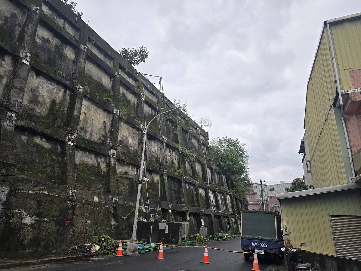 基隆深澳坑重劃區教忠街擋土牆破損鏽蝕,居民憂安全,市府將花2千萬補強,穩定擋土牆安全性。記者游明煌/攝影