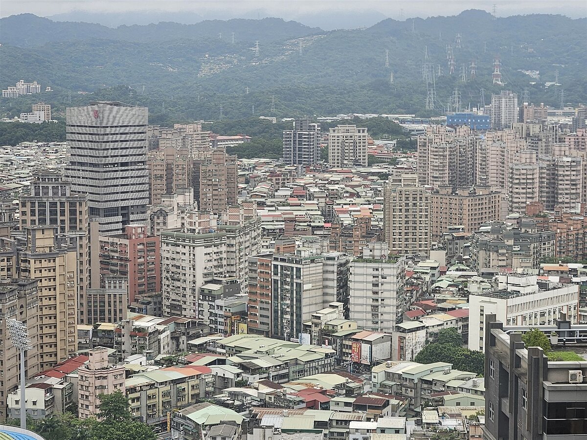 稅捐處說,一般常見的頂樓增建、陽台封閉及自行搭蓋的違章建築等情形,均應設立稅籍課徵房屋稅。記者李定宇/攝影