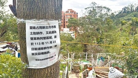 北市新店區與中和區的聯通步道,雖然是公有地,卻遭到民眾占用修築墳墓,或是圈地種菜,導致環境十分髒亂,市府也在此處立牌警示民眾,要求限期改善,然而時過數月,環境也完全沒改善。(賀培晏攝)