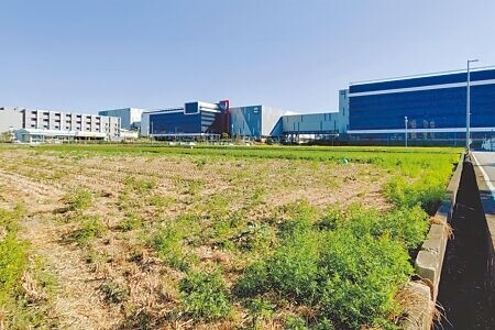 台積電竹南封測六廠即將啟用,周邊稻田與高科技園區形成強烈反差。(呂麗甄攝)