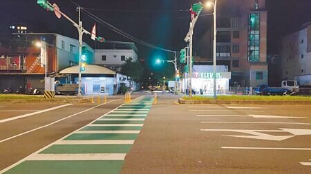 桃園市養護工程處利用路段黃光、路口白光的雙色溫配置,讓駕駛人注意路口變化。(本報資料照片)