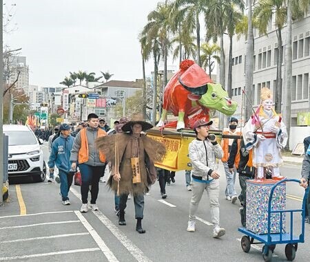 台南市政府8日依循古禮於大東門城舉行迎春禮踩街遊行,今年芒神雙足穿鞋,代表雨水少,提醒民眾必須節約用水。(曹婷婷攝)