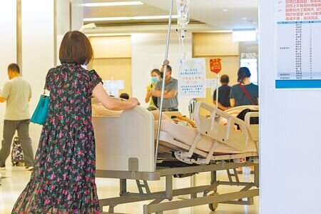 醫界認為病床只增不減,將稀釋醫療資源,建議中央統籌,進行總量管制。(本報資料照片)