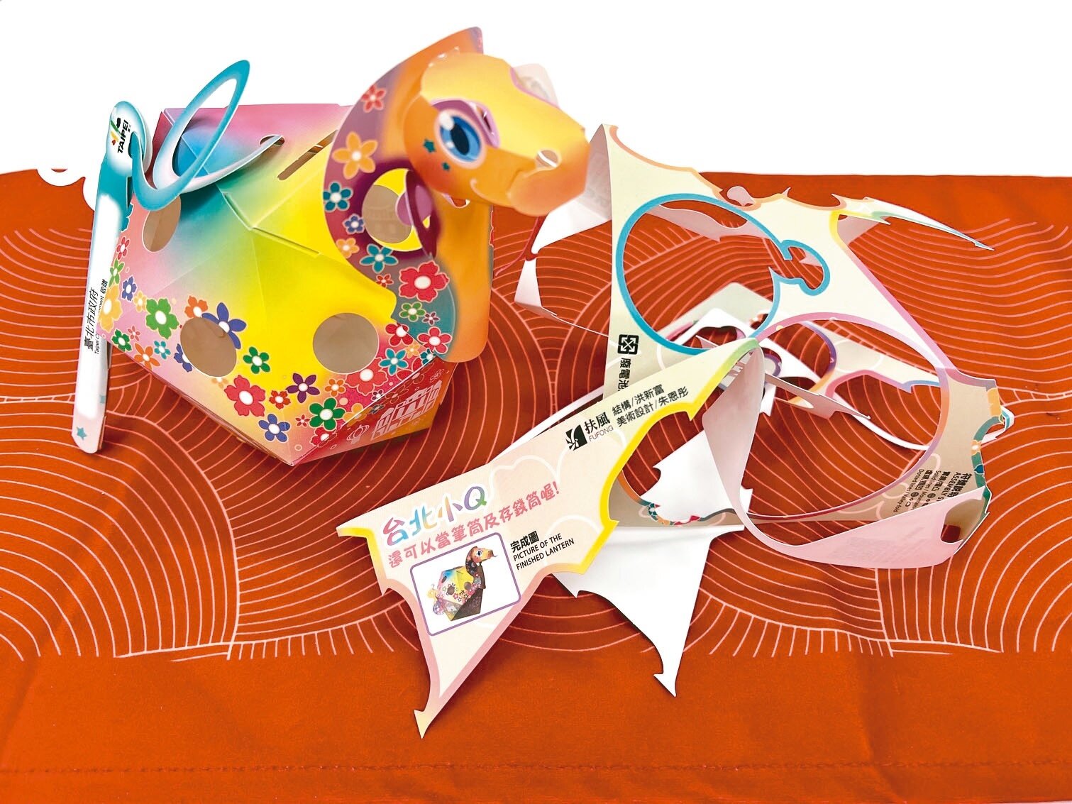 台北燈節今年恢復發放小提燈，主打可變身筆筒、存錢筒可重複利用，但是本體的PP合成紙後續無法回收，遭疑環保恐難落實。記者林佳彣／攝影 