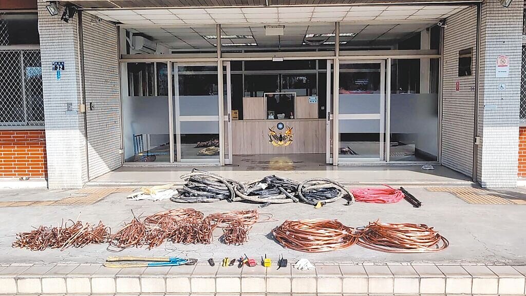 台鐵電纜線被人剪竊,造成苗栗銅鑼站小年夜列車誤點,鐵路警察局台中分局8日宣布偵破,逮到4名嫌犯,查扣約205公斤裸銅等物。圖/警方提供