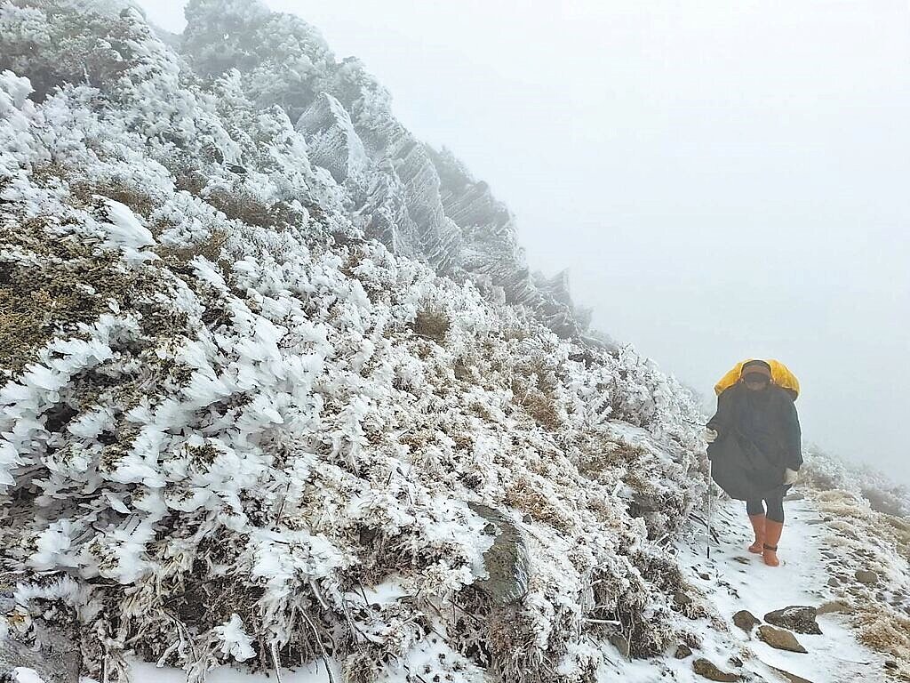 玉山8日氣溫降至零下3.1度,主峰線碎石坡至主峰頂全結冰。圖/玉管處提供