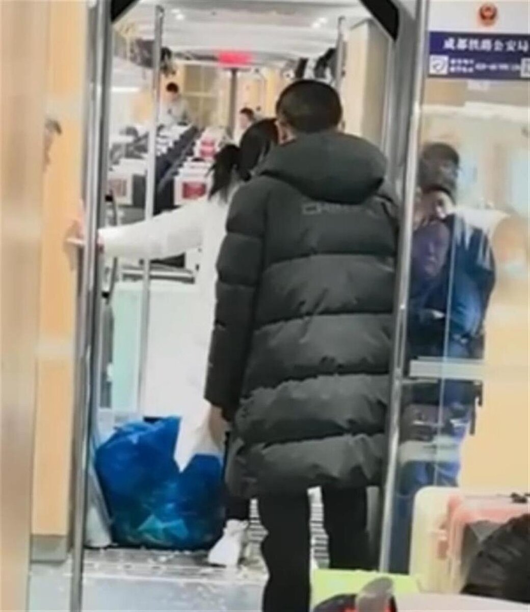 大陸微博7日起流傳一則爆料影片,一班從雲南大理開往成都東的高鐵上,一名白衣女子因購買到過期4年的泡麵,對著高鐵工作人員質問「良心何在」。圖/截自微博