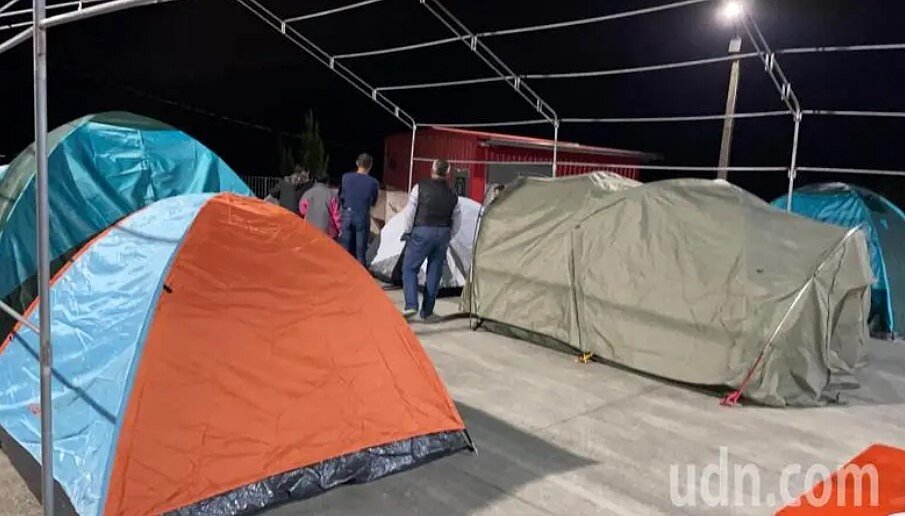 台南市楠西區灣丘里一帶有災民因住家被震毀，目前還住在帳棚。圖／取自潘羽安臉書
