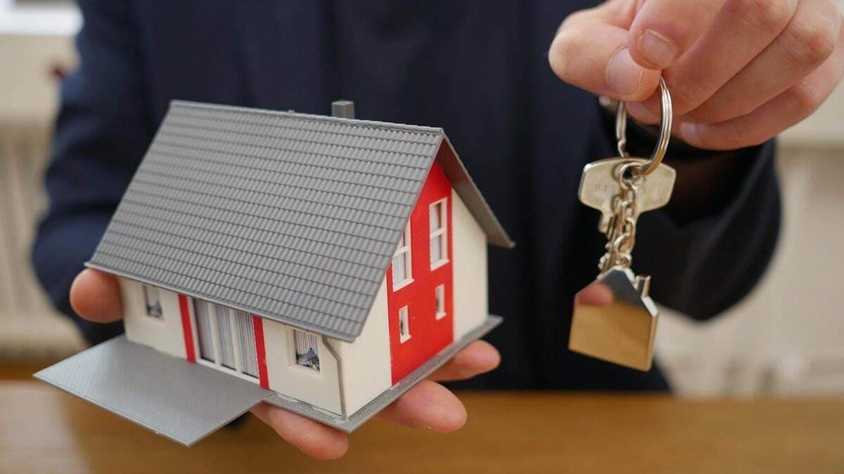 ▼原PO表示父母要求全家人一起出錢買房,她認為沒有保障不同意,但弟弟答應了幫忙出房貸,卻在買房一年後開始不出錢搞失蹤。(示意圖/取自<a href="https://pixabay.com/photos/house-keys-key-security-door-key-4521073/">pixabay</a>)